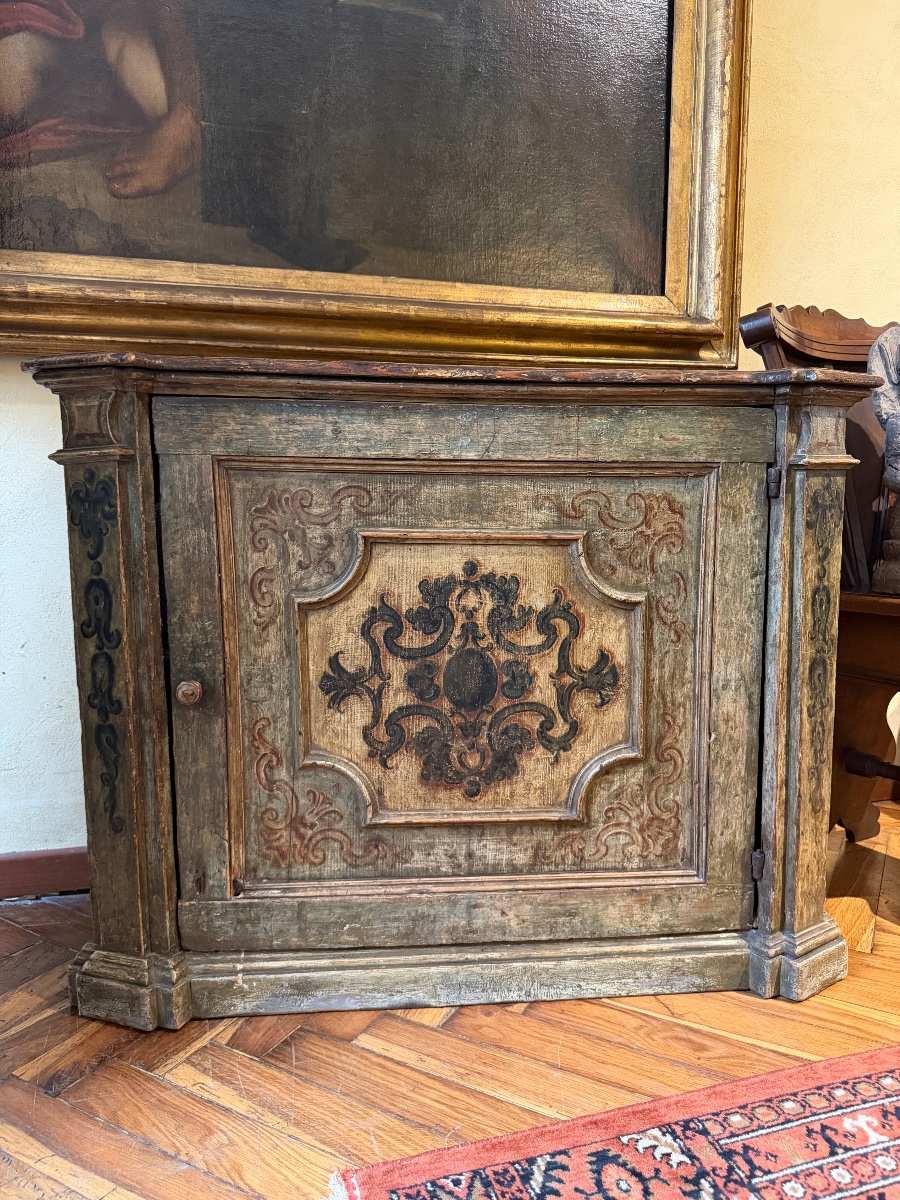 Piccolo credenzino veneziano laccato di epoca Luigi XIV