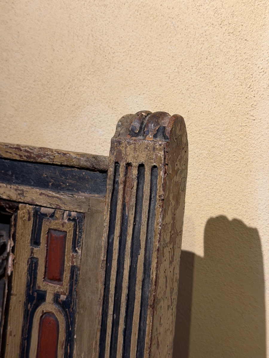 Poltrona piemontese in legno policromo con stemma araldico, fine XV secolo-photo-3