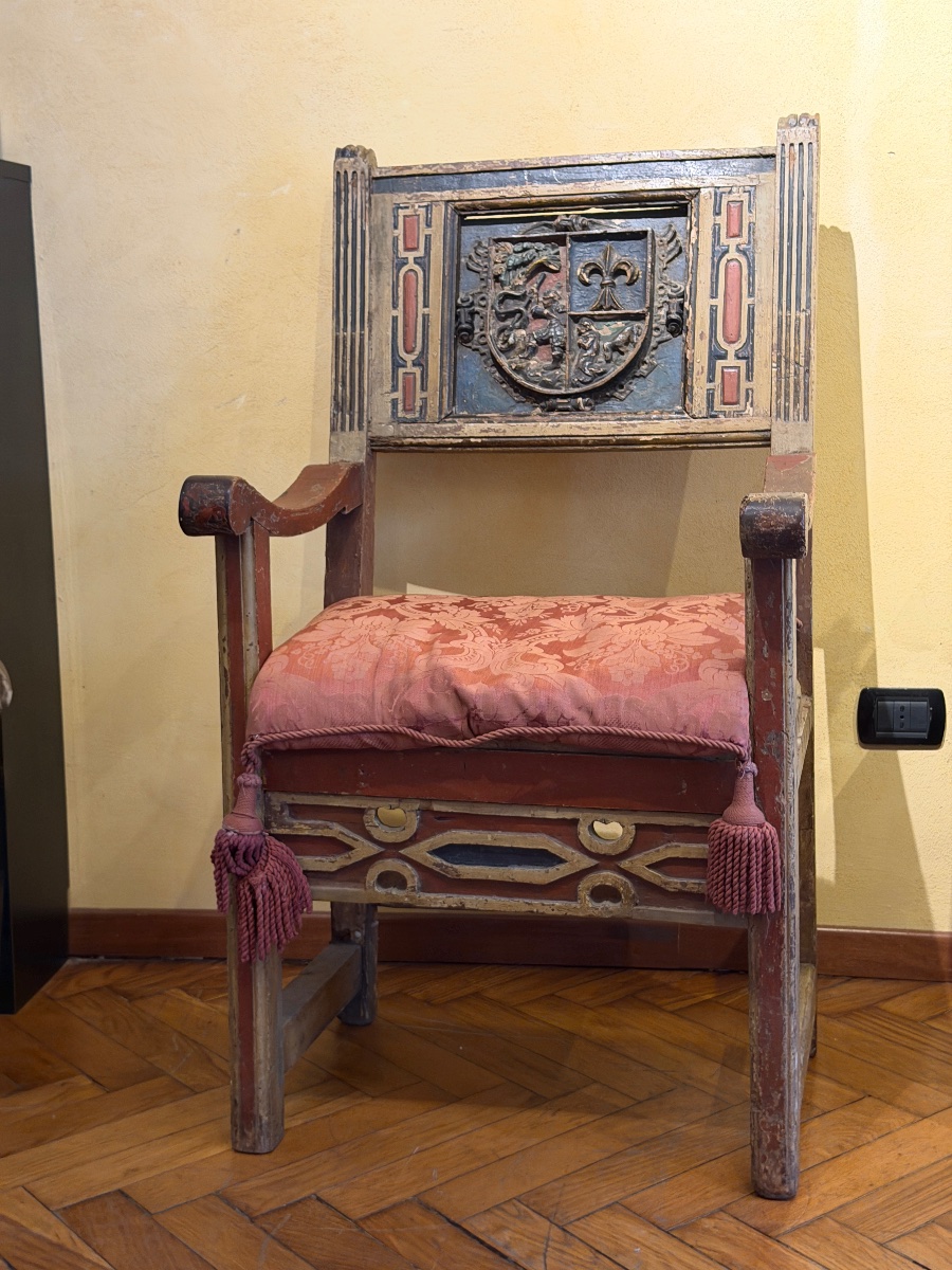 Poltrona piemontese in legno policromo con stemma araldico, fine XV secolo-photo-1