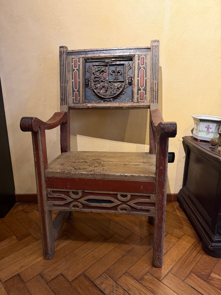 Poltrona piemontese in legno policromo con stemma araldico, fine XV secolo-photo-5