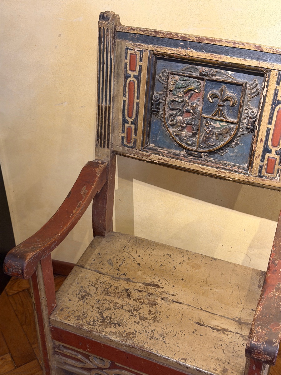 Poltrona piemontese in legno policromo con stemma araldico, fine XV secolo-photo-6