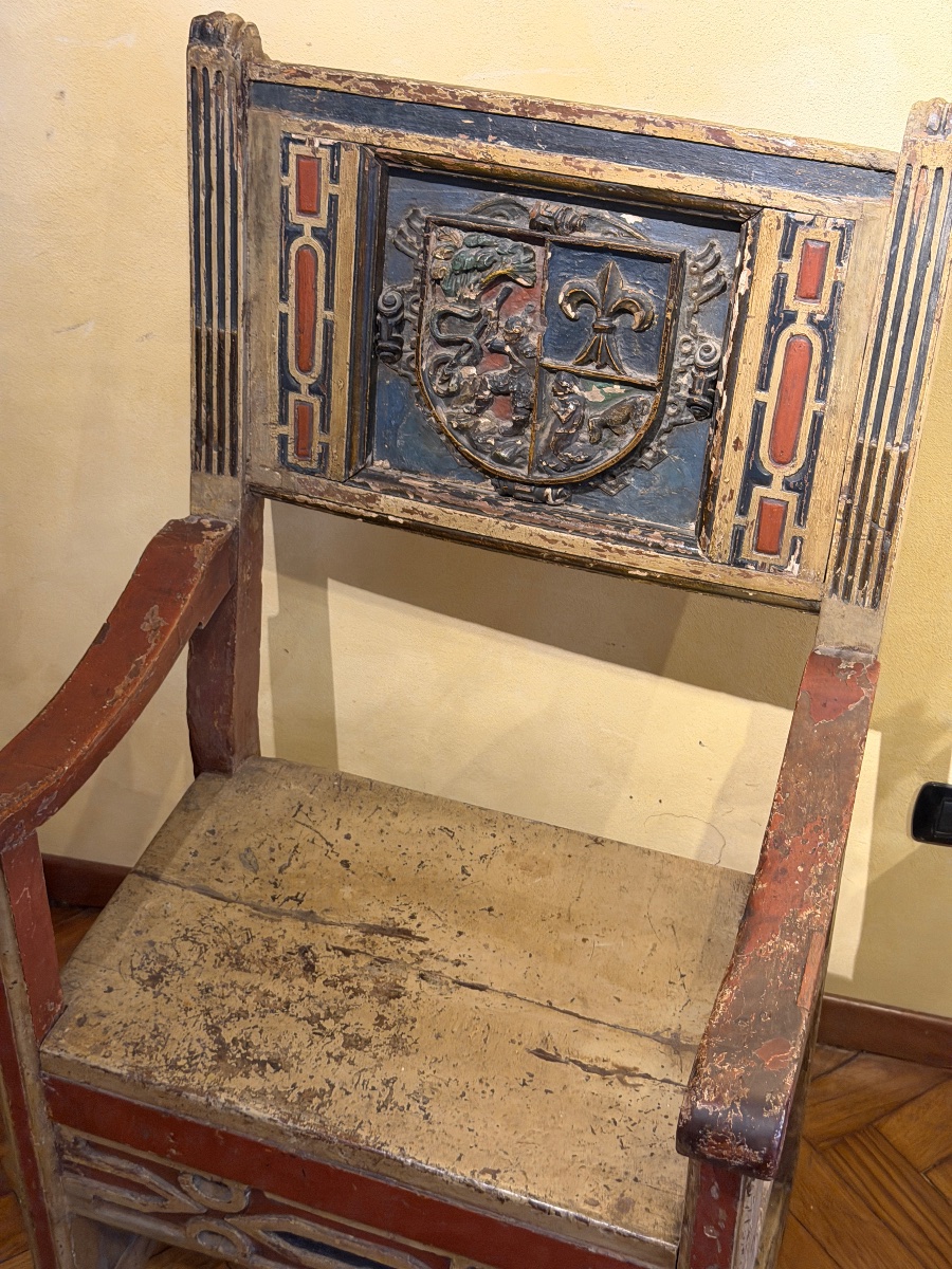 Poltrona piemontese in legno policromo con stemma araldico, fine XV secolo-photo-7