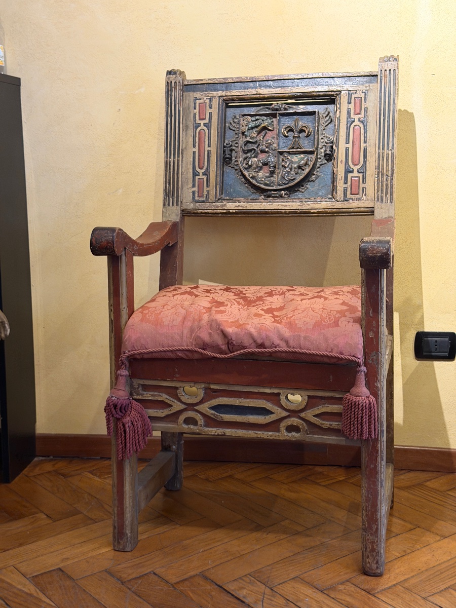 Poltrona piemontese in legno policromo con stemma araldico, fine XV secolo