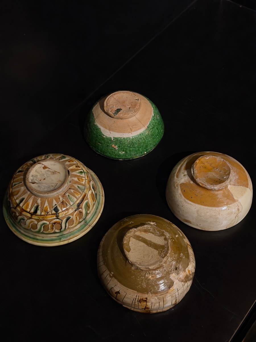 Gruppo di quattro ciotole in ceramica policroma ferrarese, XV secolo-photo-3