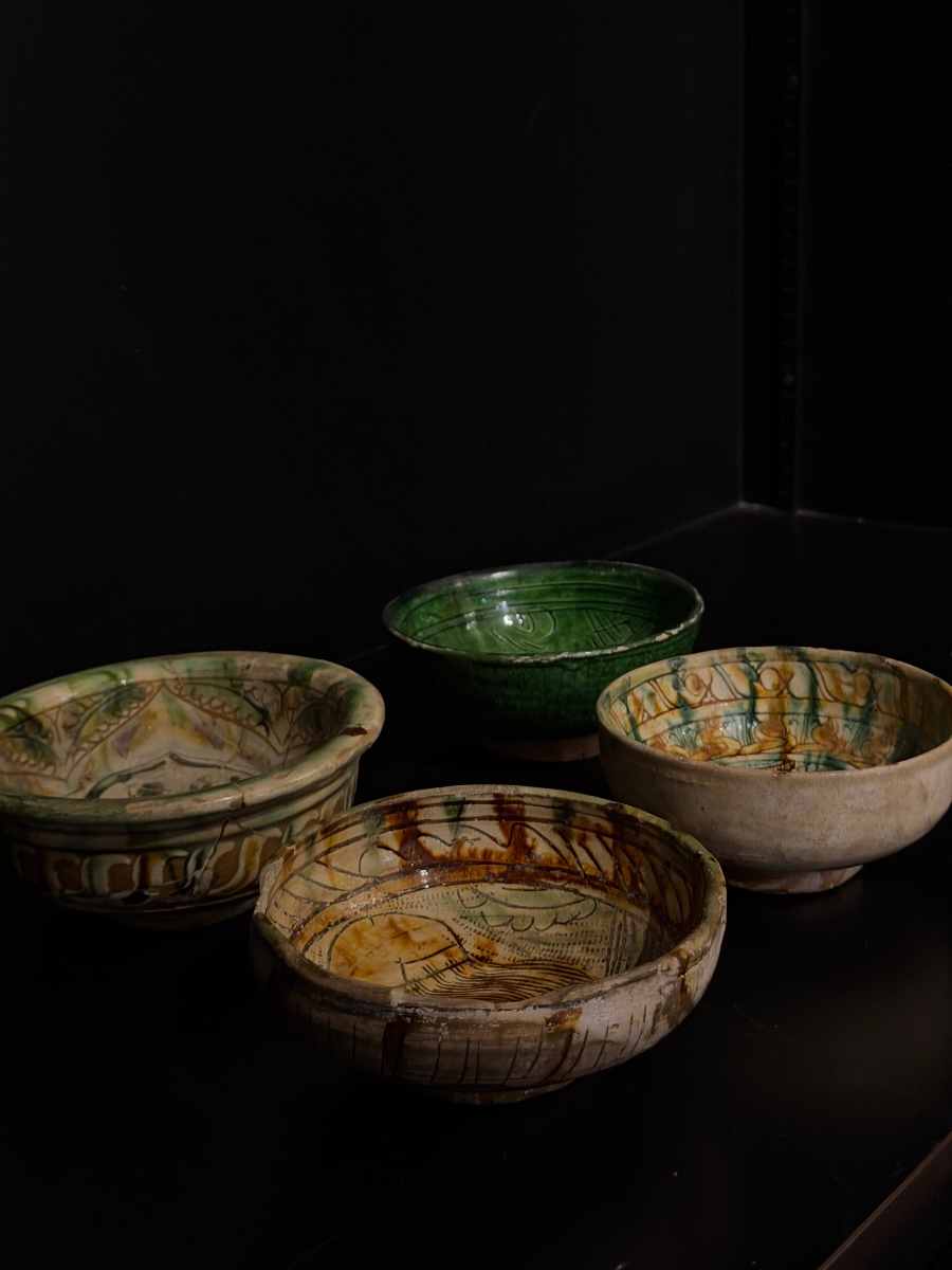 Gruppo di quattro ciotole in ceramica policroma ferrarese, XV secolo