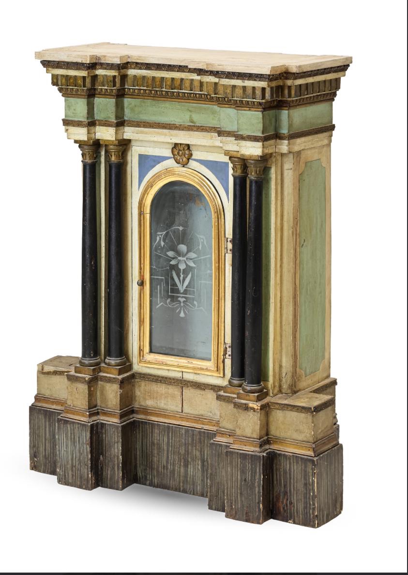 Tabernacolo in legno dipinto e dorato con colonnine ebanizzate, XIX secolo