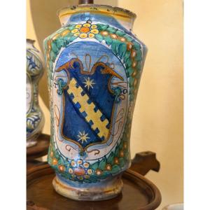 Albarello da farmacia in maiolica policroma con stemma araldico, Italia, XVI secolo