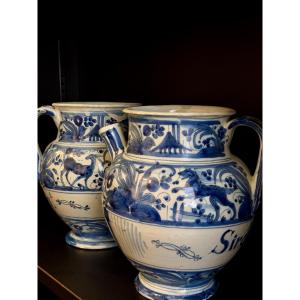 Coppia di vasi da farmacia in maiolica di Savona, periodo calligrafico, XVI secolo