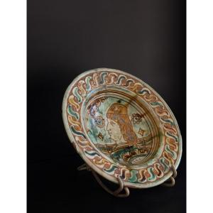 Piccolo piatto in maiolica di Ferrara con profilo femminile, XVI secolo