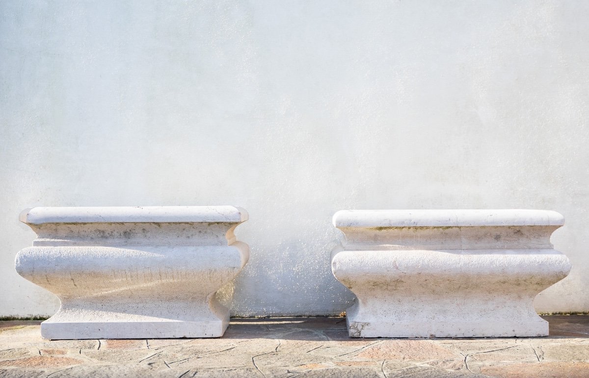 Coppia di fioriere in marmo bianco  