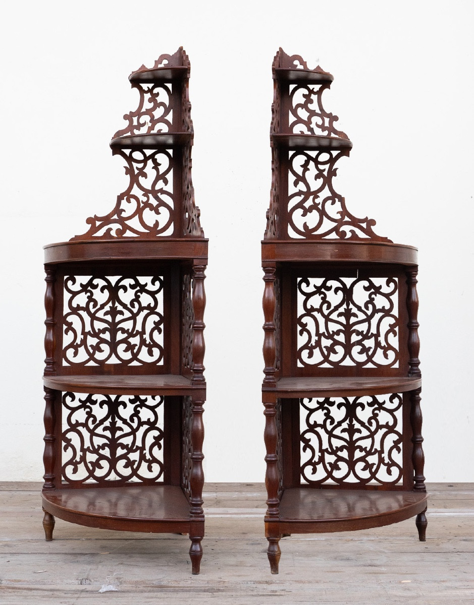 Coppia di angoliere in noce – Emilia, XIX secolo