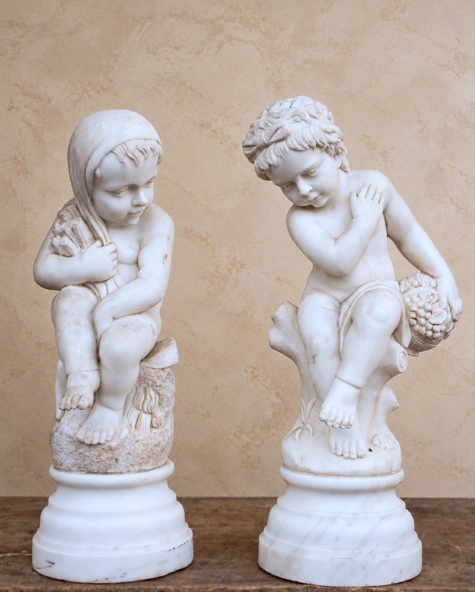Coppia di putti allegorici in marmo di Carrara – XIX secolo