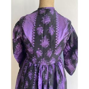 Pleated Long Dress In Damask Silk - Early XIXᵉ Century - Purple Floral Motifs On Black Background