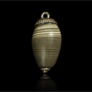 Striped Antique Pearl Pendant Set In White Gold