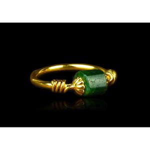 Yellow Gold Ring With Roman Emerald Pearl.