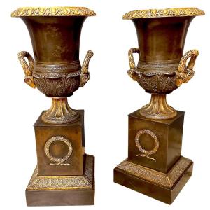 Pair Of Early 19th Century Medici Vases In Patinated And Gilded Bronze