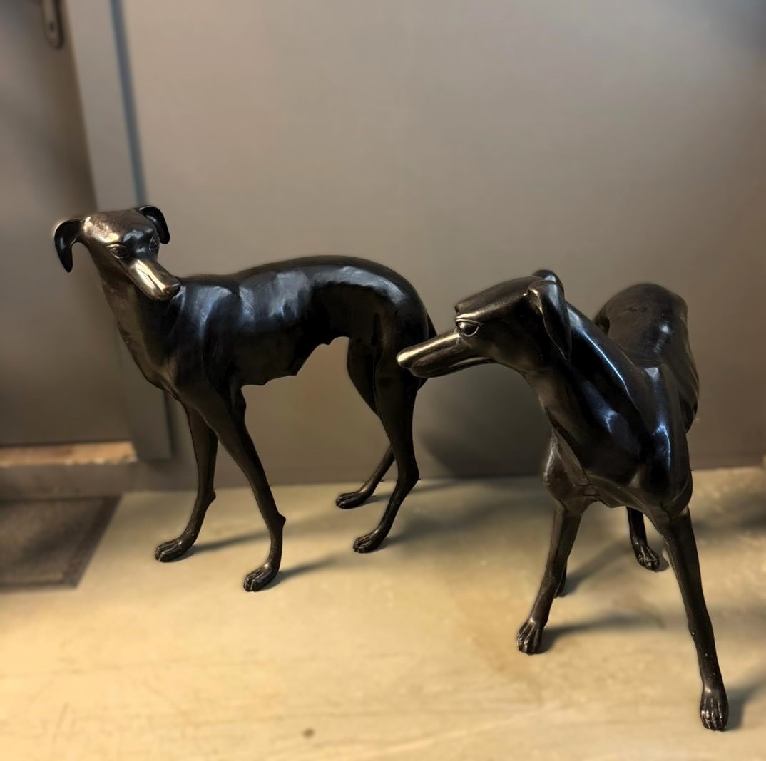 Coppia di sculture in bronzo raffiguranti levrieri -photo-2