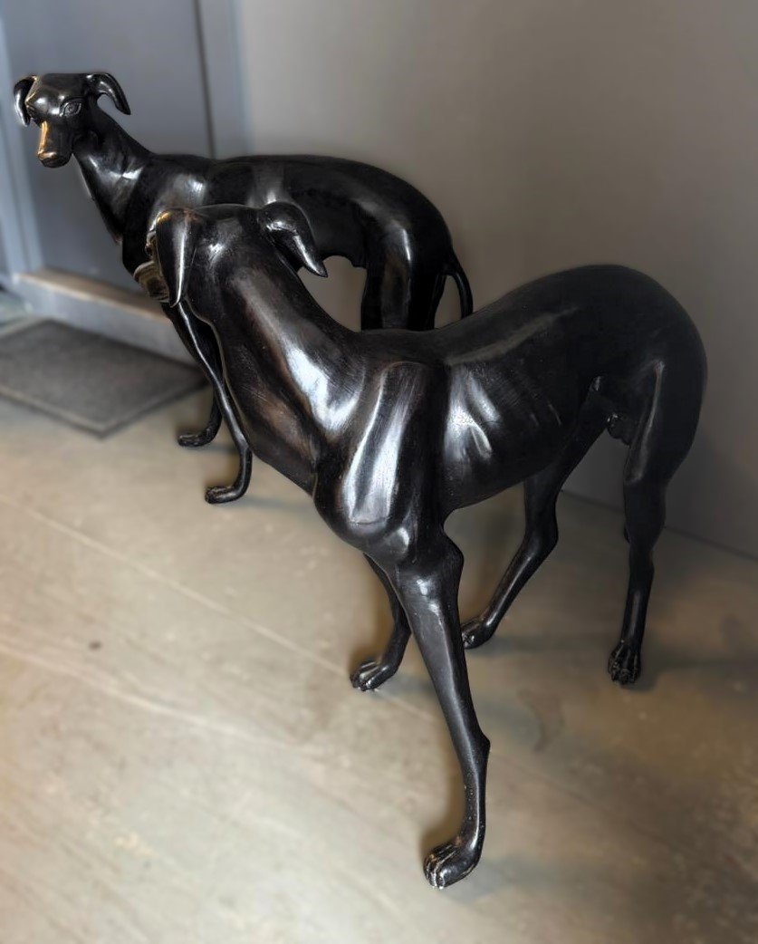 Coppia di sculture in bronzo raffiguranti levrieri -photo-1