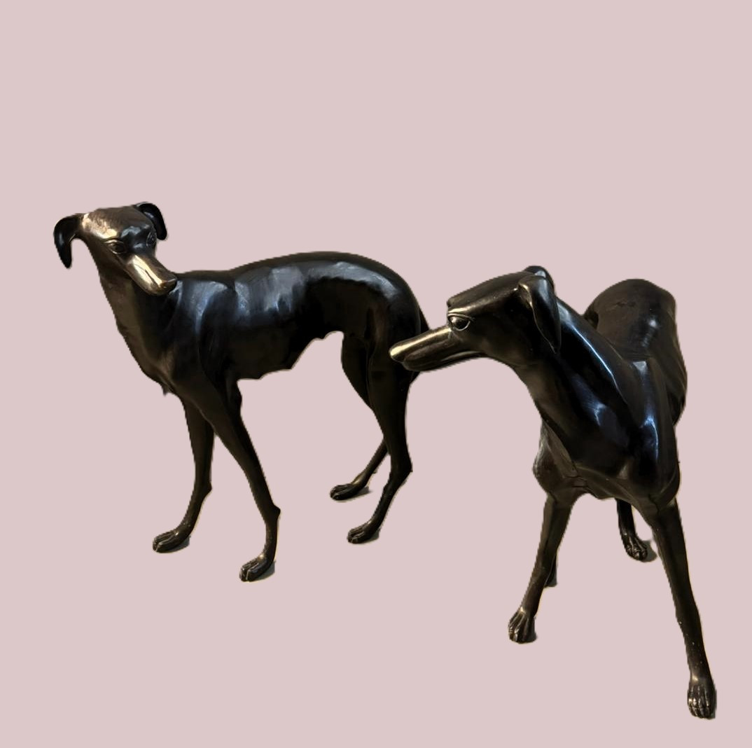 Coppia di sculture in bronzo raffiguranti levrieri 