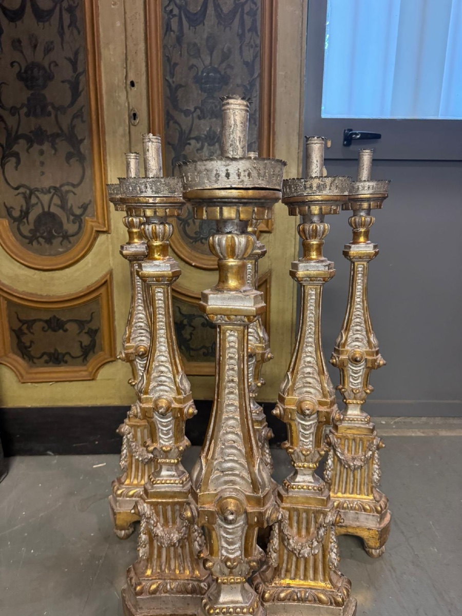 Set di 6 torciere in legno argentato e dorato.-photo-2