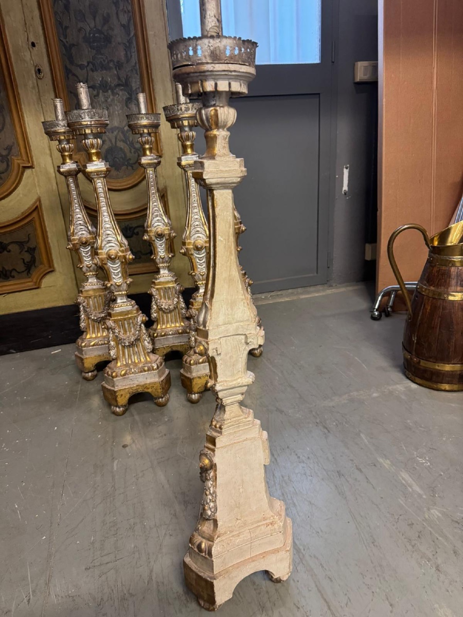 Set di 6 torciere in legno argentato e dorato.-photo-3