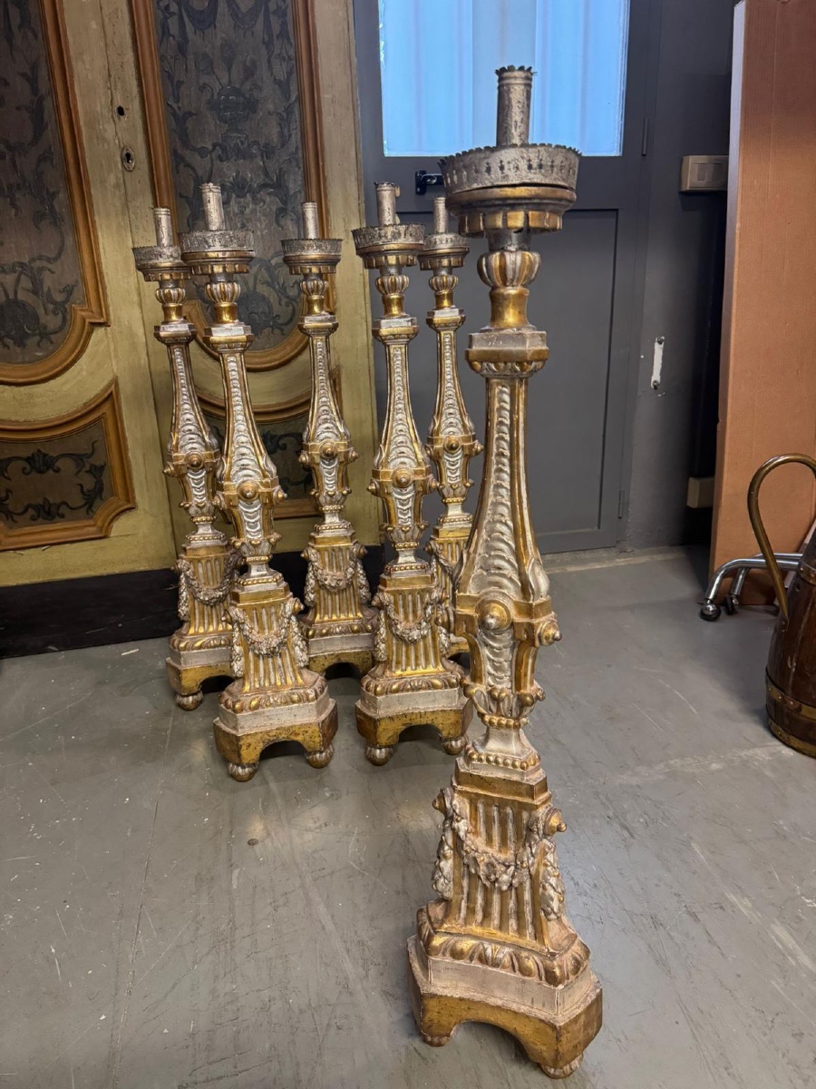Set di 6 torciere in legno argentato e dorato.-photo-2