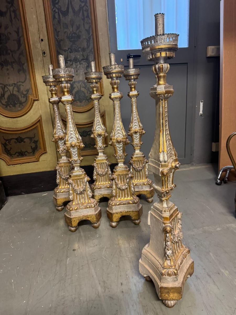 Set di 6 torciere in legno argentato e dorato.-photo-3