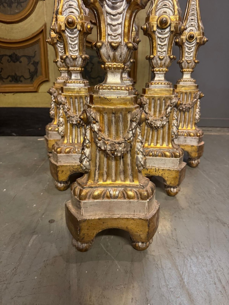 Set di 6 torciere in legno argentato e dorato.-photo-4