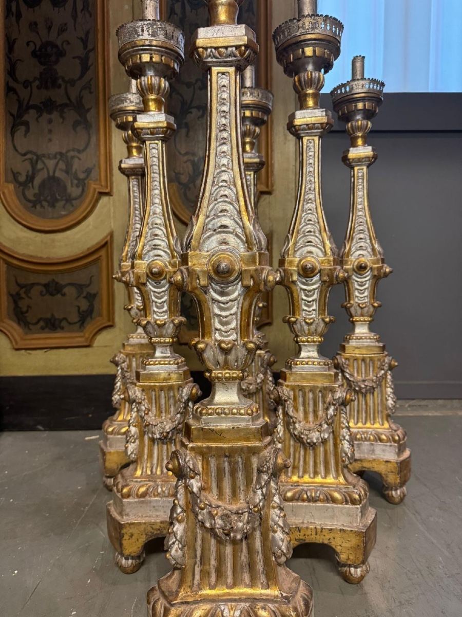 Set di 6 torciere in legno argentato e dorato.