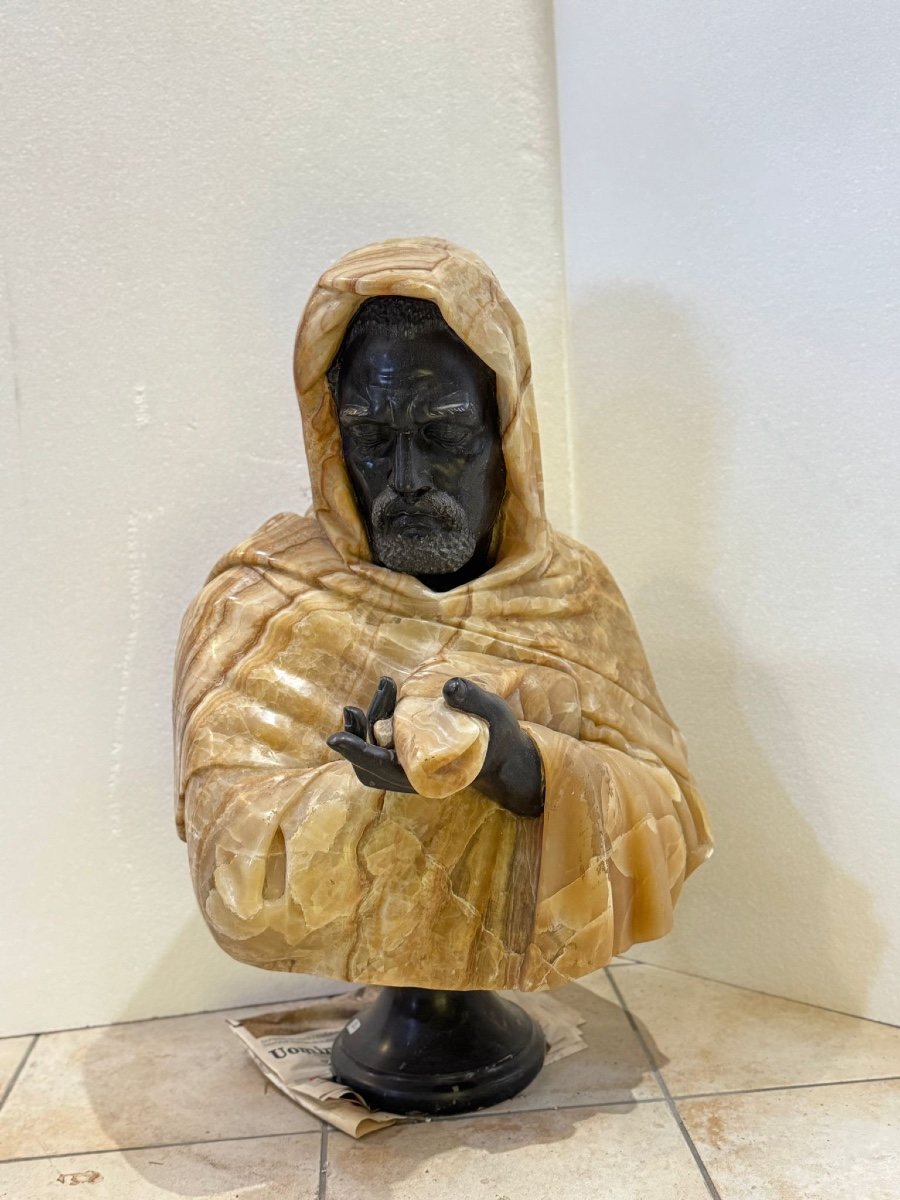 Busto raffigurante arabo in marmo nero e onice-photo-2