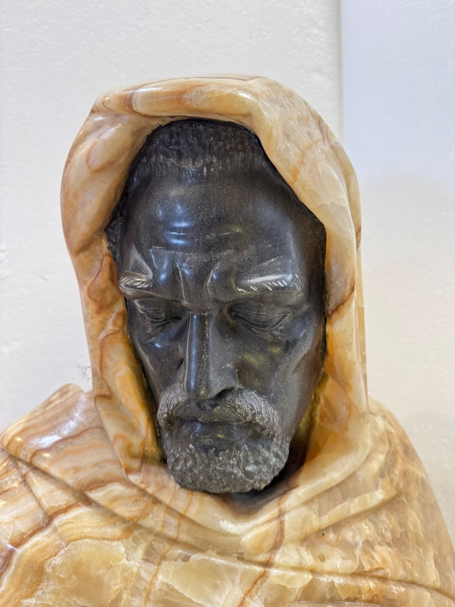 Busto raffigurante arabo in marmo nero e onice-photo-3