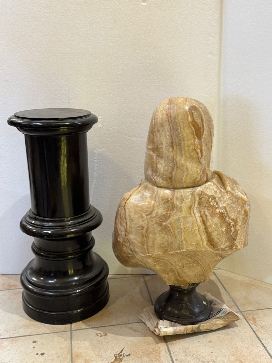 Busto raffigurante arabo in marmo nero e onice-photo-1