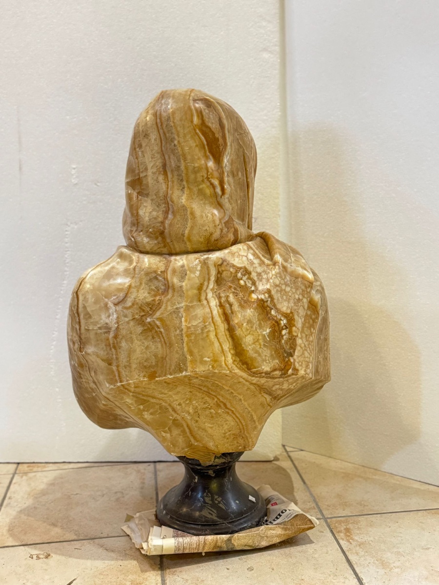 Busto raffigurante arabo in marmo nero e onice-photo-3