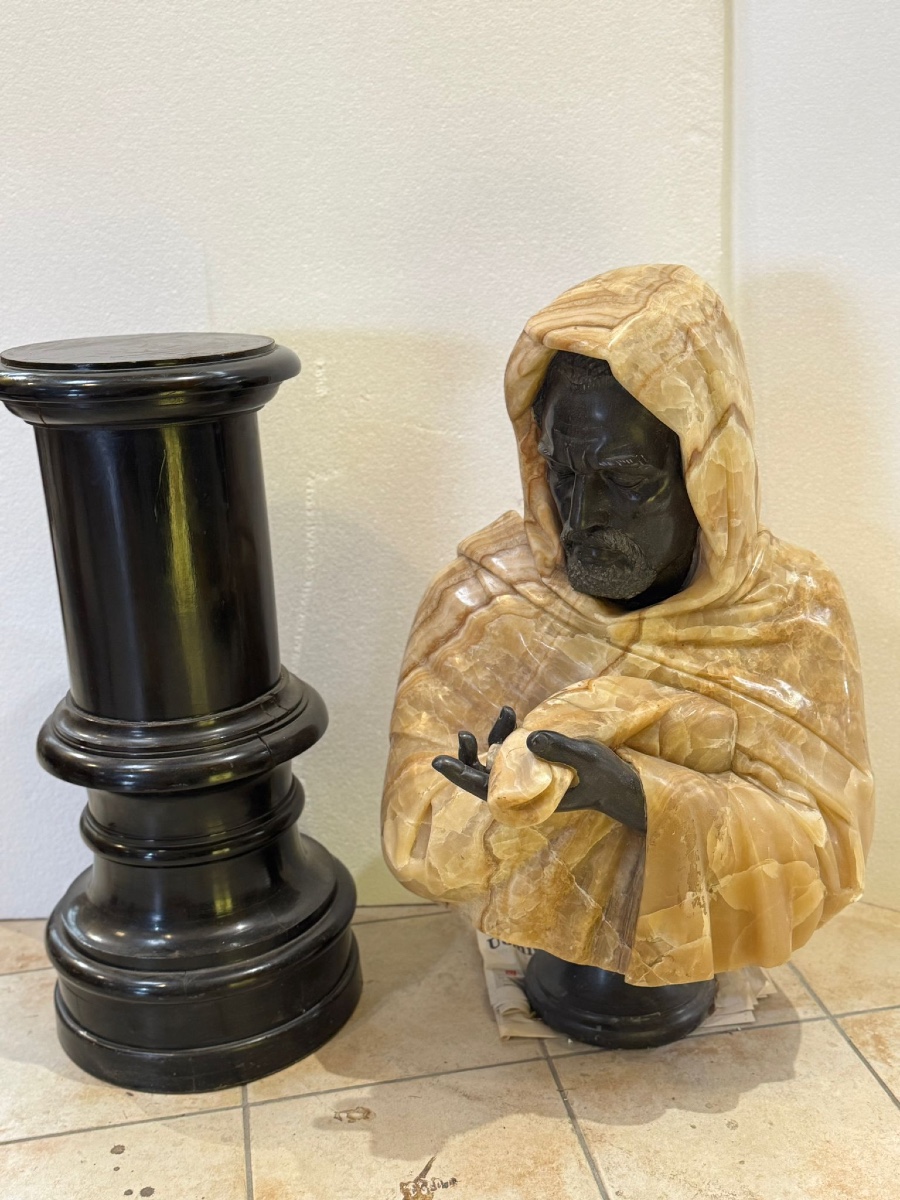 Busto raffigurante arabo in marmo nero e onice