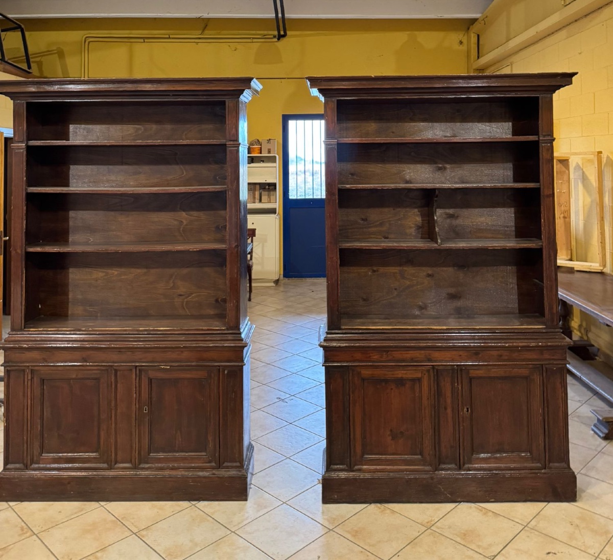 Coppia di librerie a giorno in legno naturale.