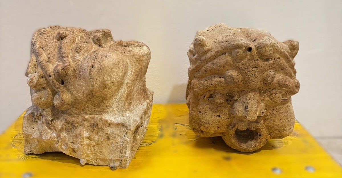 Mascheroni scolpiti in pietra calcarea 
