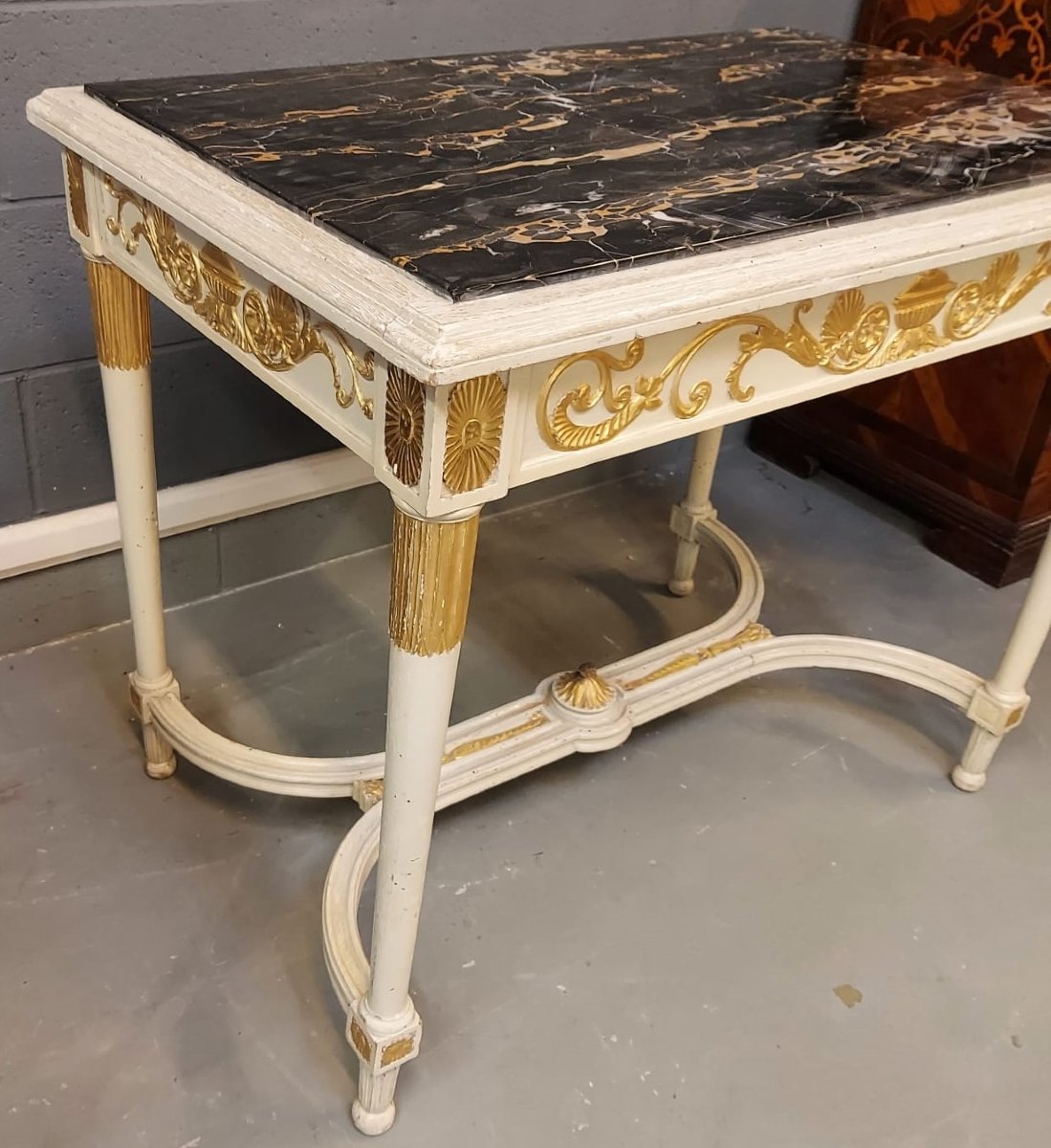 Tavolo laccato e dorato con piano in marmo Portoro-photo-3