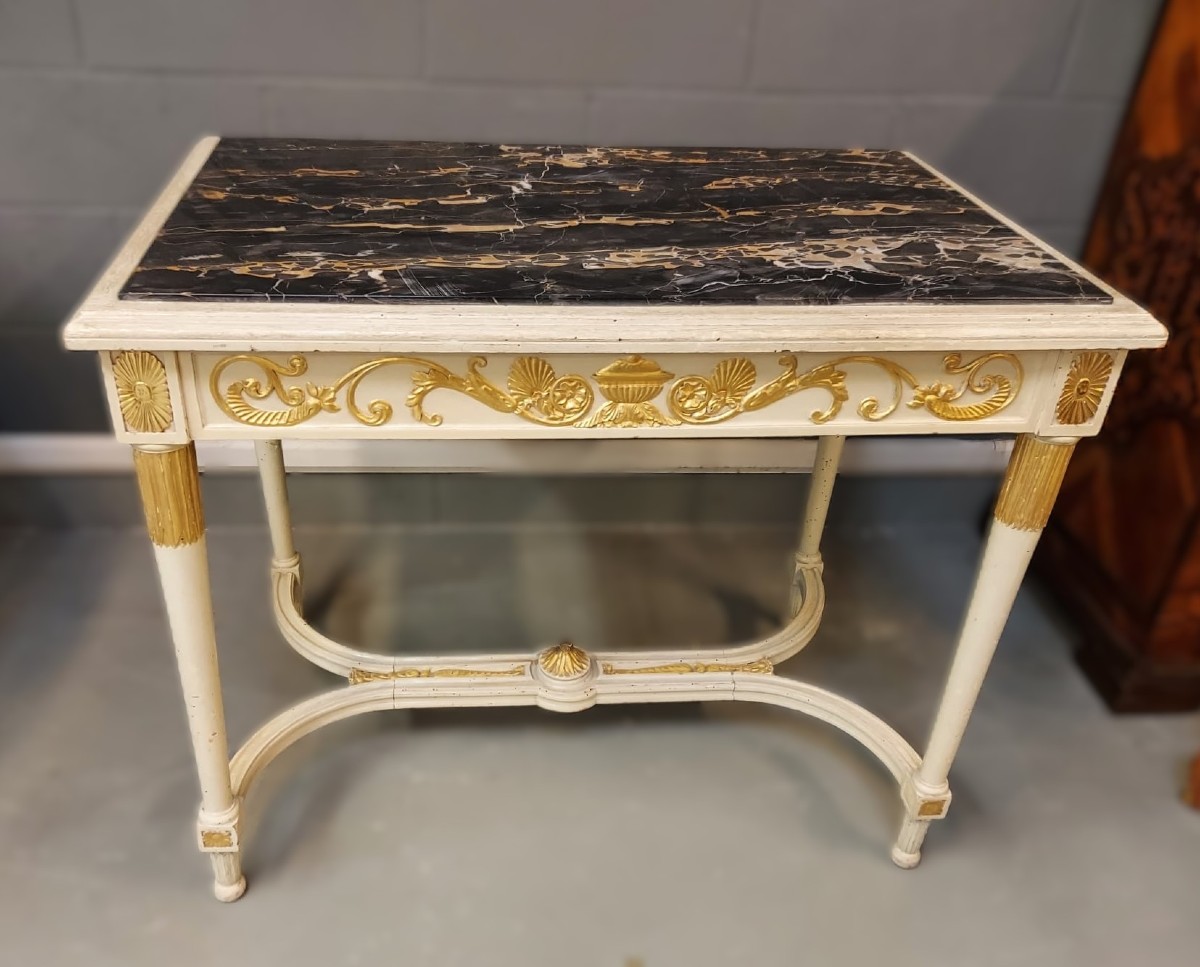 Tavolo laccato e dorato con piano in marmo Portoro