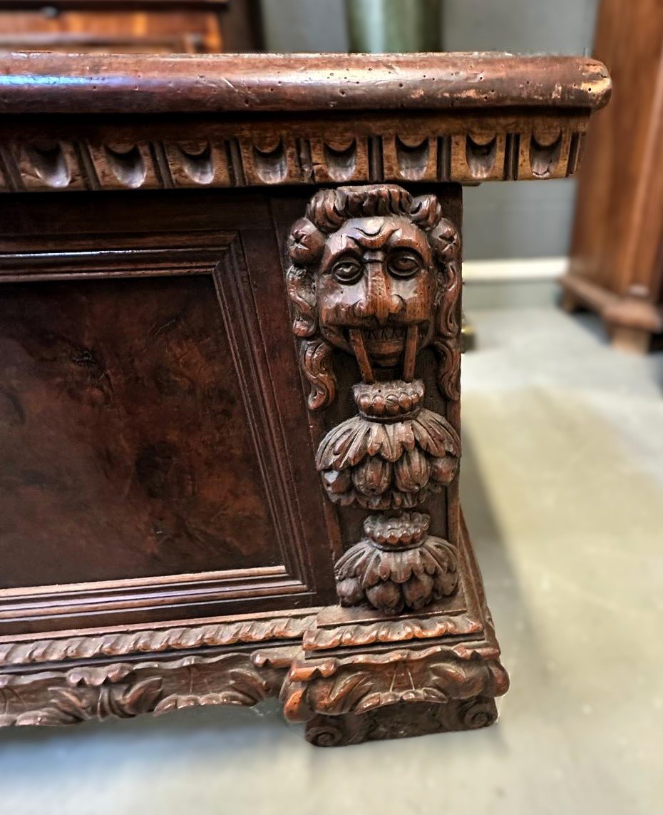 Cassapanca in noce, XVII secolo -photo-2