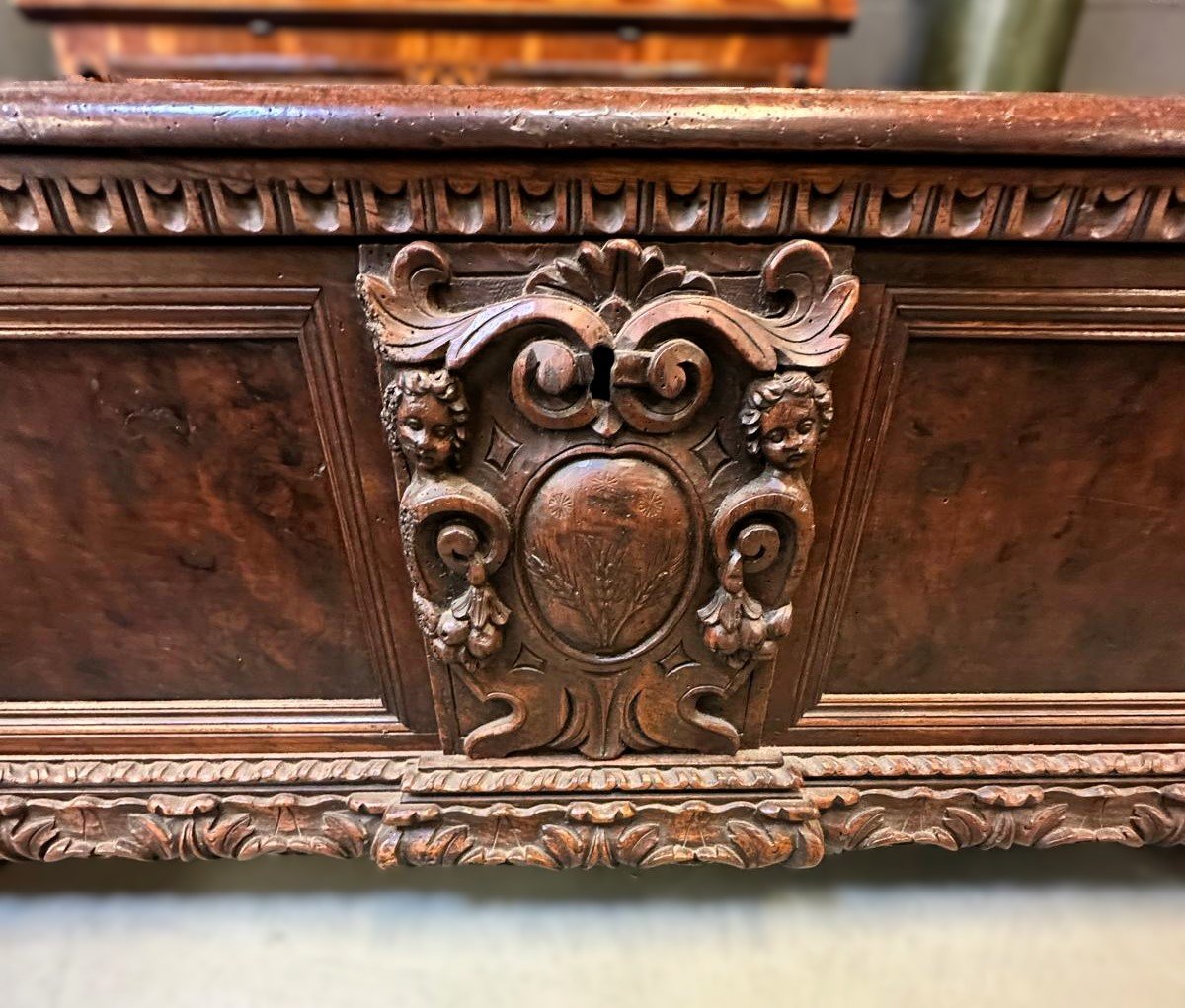 Cassapanca in noce, XVII secolo -photo-3