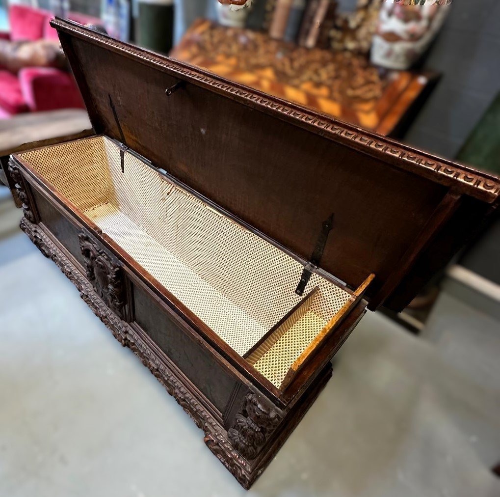 Cassapanca in noce, XVII secolo -photo-4