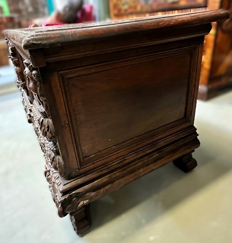 Cassapanca in noce, XVII secolo -photo-1