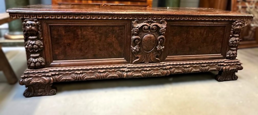 Cassapanca in noce, XVII secolo 