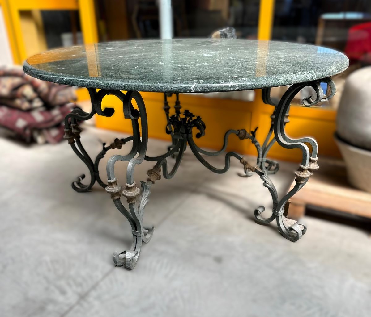 Tavolo in ferro battuto con piano in marmo verde-photo-2