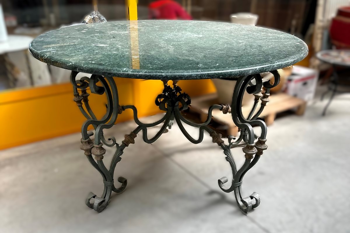 Tavolo in ferro battuto con piano in marmo verde