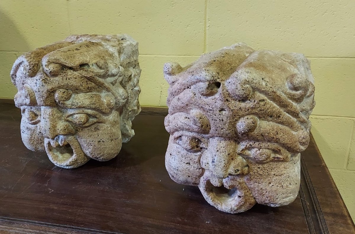 Mascheroni scolpiti in pietra calcarea -photo-2