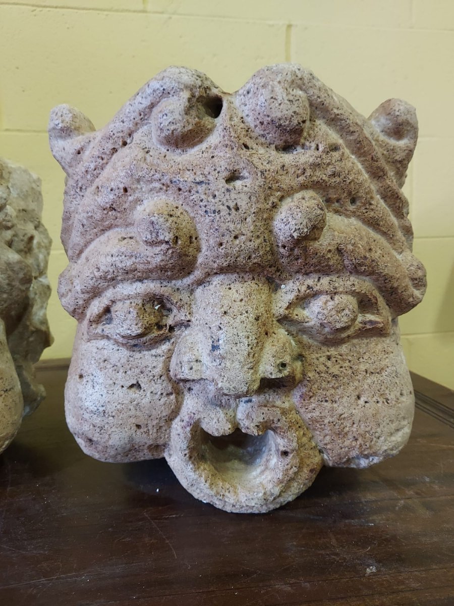 Mascheroni scolpiti in pietra calcarea -photo-4