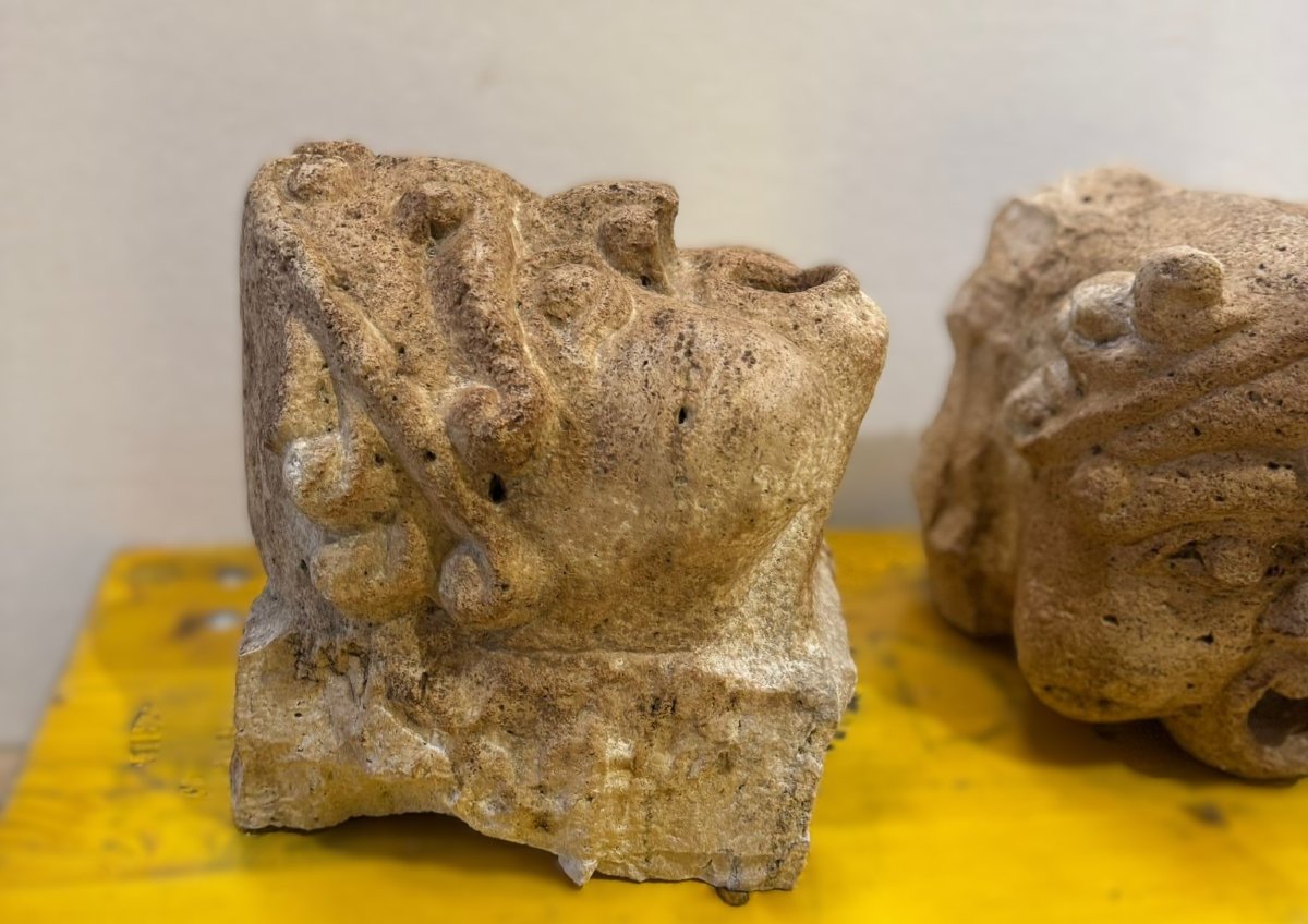 Mascheroni scolpiti in pietra calcarea -photo-1