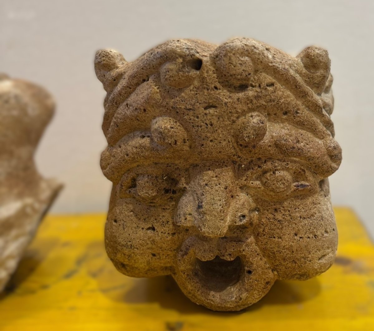 Mascheroni scolpiti in pietra calcarea -photo-3