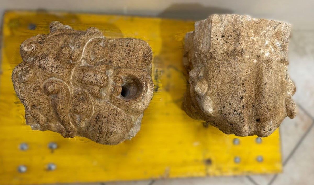 Mascheroni scolpiti in pietra calcarea -photo-4